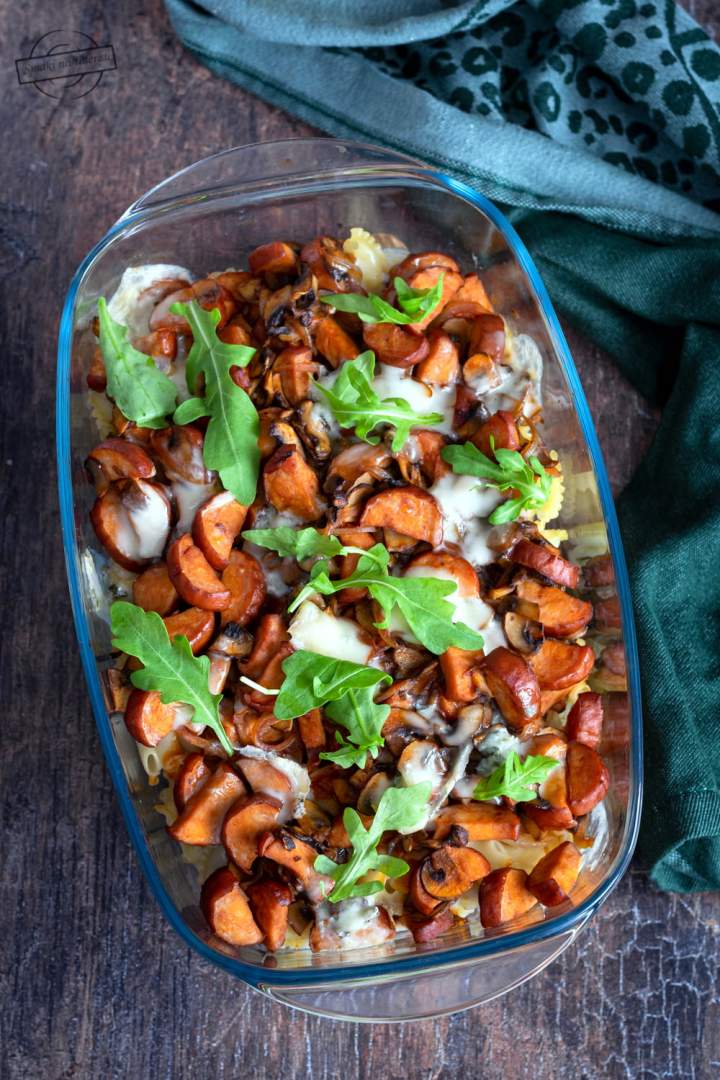 Zapiekanka makaronowa z kiełbasą, pieczarkami i gorgonzolą