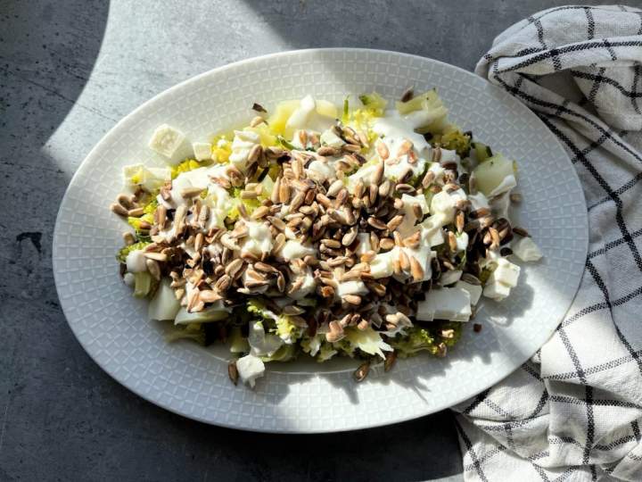 Sałatka z brokułem i fetą. Minimalna ilość składników, dużo smaku i związków odżywczych.