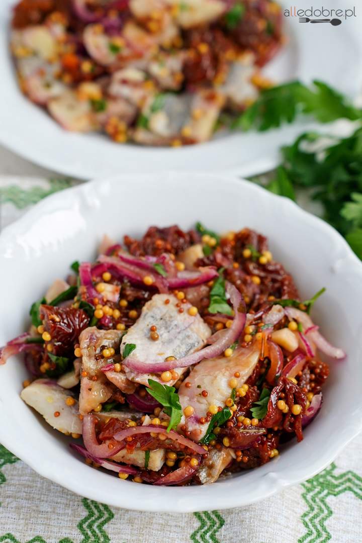 Śledzie z suszonymi pomidorami i pietruszką