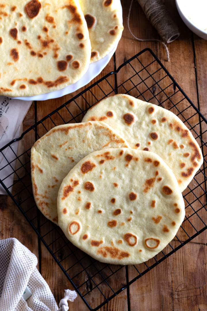 Chlebki naan na maślance