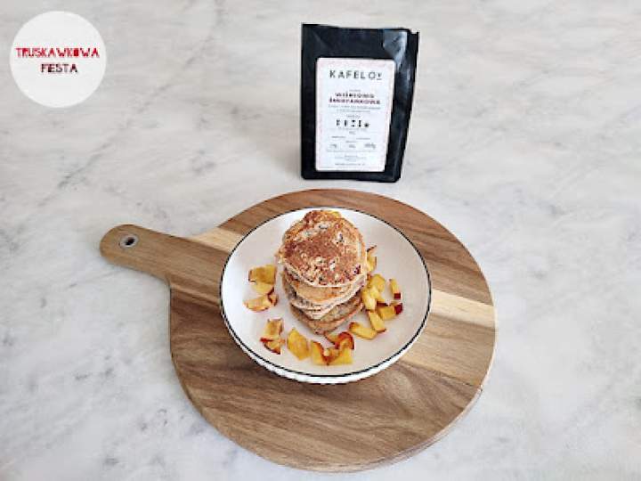 Placuszki gryczano-migdałowe z naparem kawowym, śliwką i nektarynką