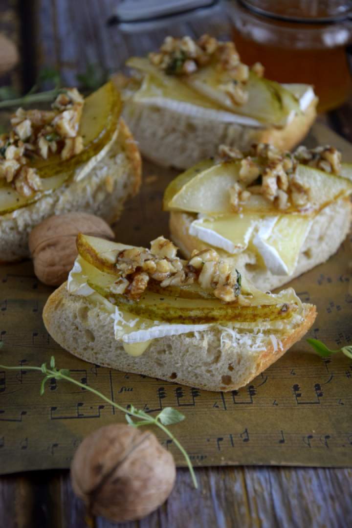 Chrupiące grzanki z gruszką i serem brie