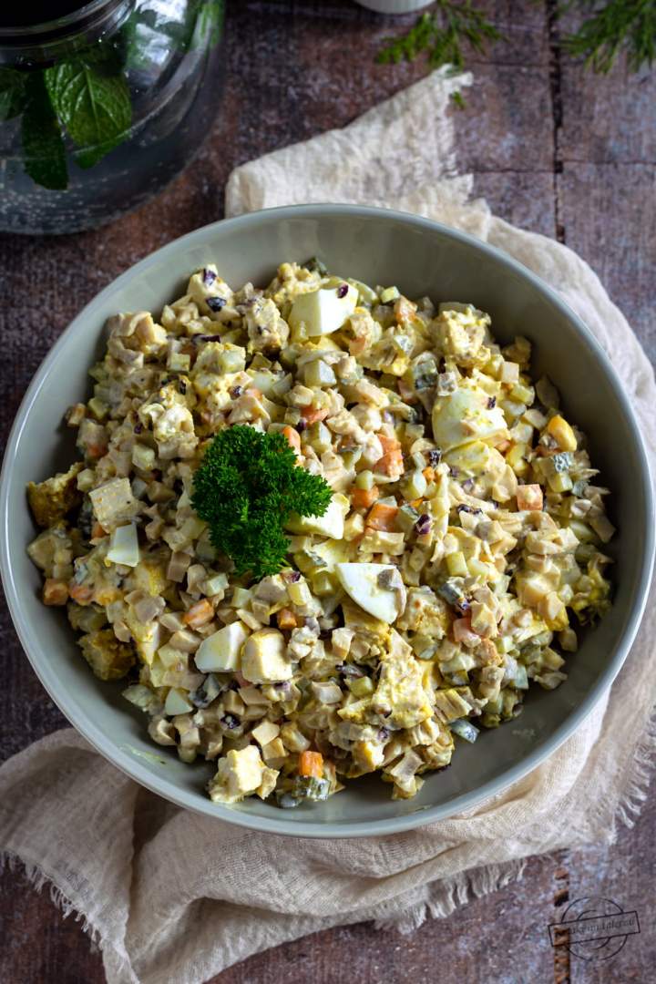 Sałatka z kurczakiem, marynowanymi pieczarkami i marchewką