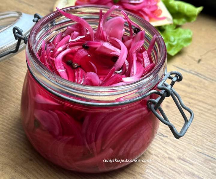 Czerwona cebulka marynowana na kanapki