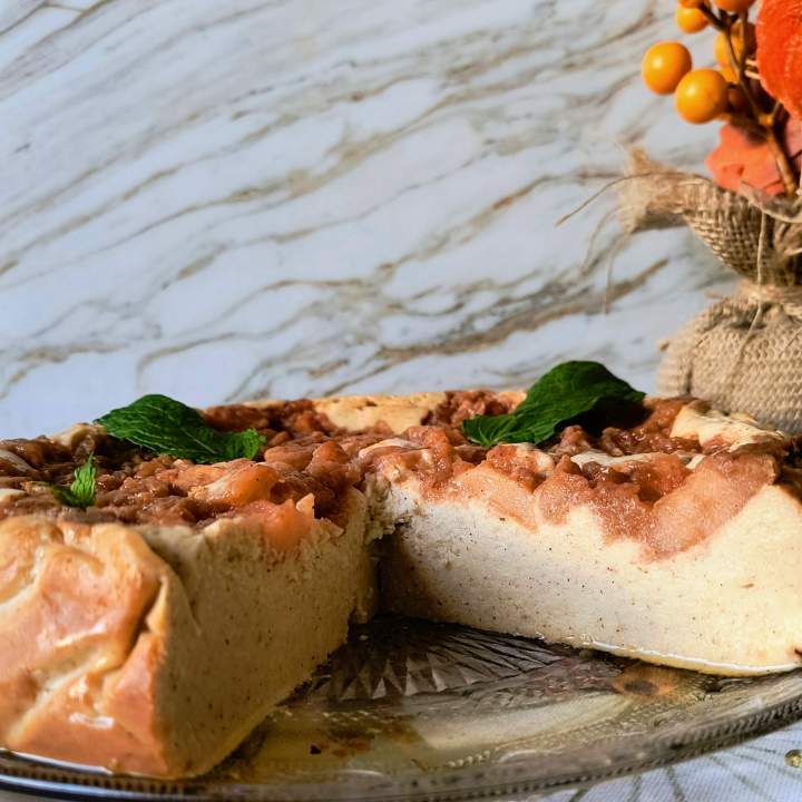 Sernik cynamonowo – korzenny z jabłkami