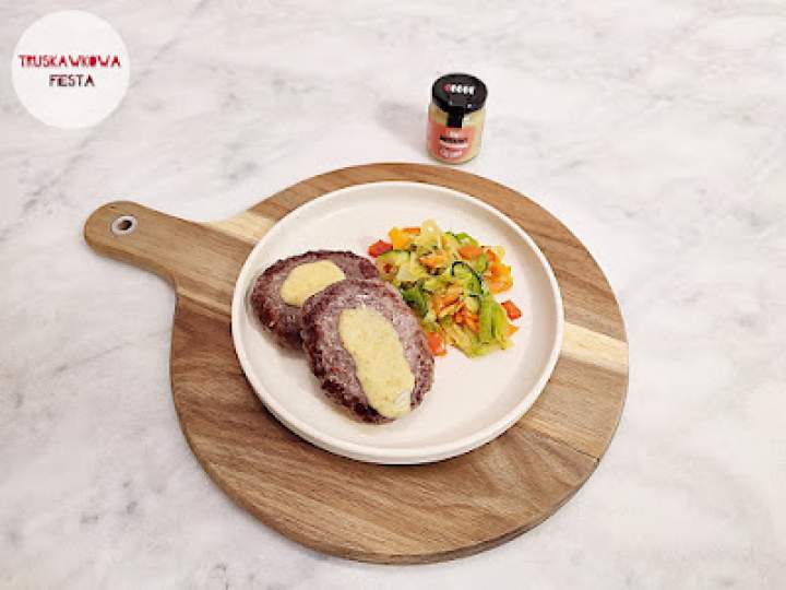 Burgery wołowe z smażonymi warzywami i sosem miodowo-musztardowym