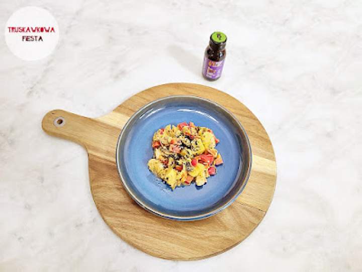 Śledzie z mieszanką warzyw, pieczarkami, papryką czerwoną, kiszoną kapustą w sosie ketchupowo-majonezowym i shotem YourShot