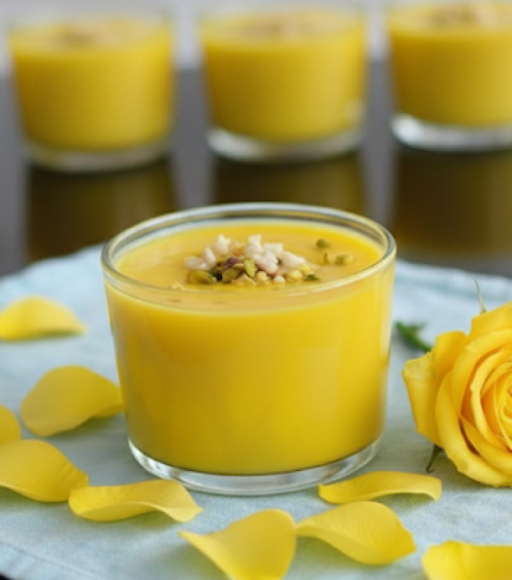 Mahallabia – kremowy arabski deser o smaku mleka, wanilii i róż