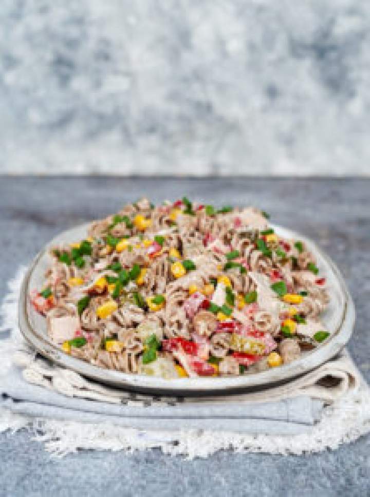 Sałatka makaronowa z szynką