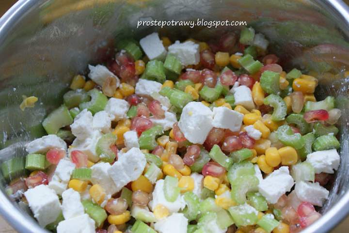 Sałatka z selerem naciowym i granatem