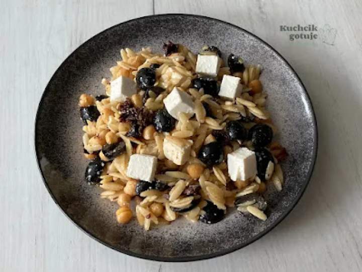 Sałatka z makaronem i pomidorami suszonymi