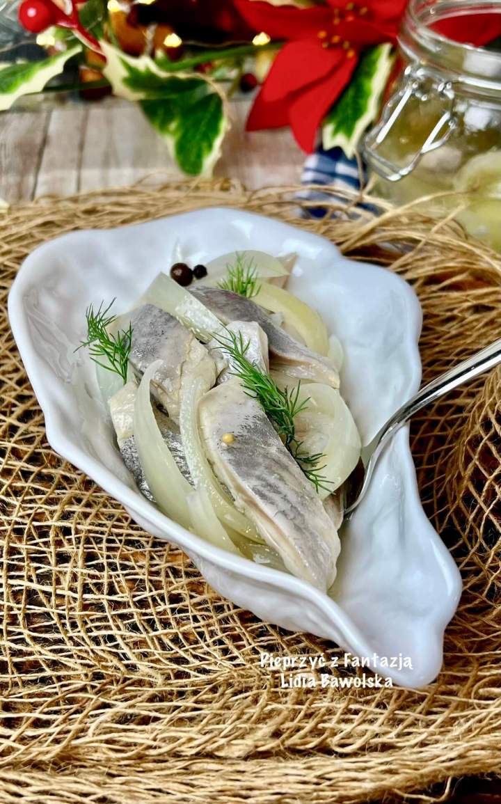 Śledzie w oleju z cebulką i zielem angielskim