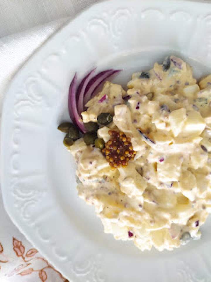 Sałatka z jajek i sera pleśniowego