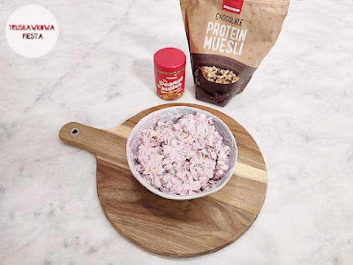 Proteinowe musli czekoladowe z kremem orzechowym, orzeszkami ziemnymi, nasionami słonecznika, jabłkiem i skyrem jagodowym