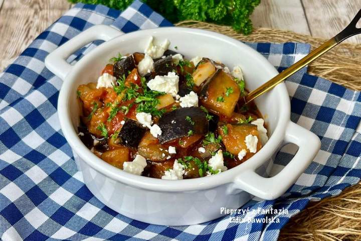 Bakłażan z pomidorami i fetą – prosty i pyszny obiad