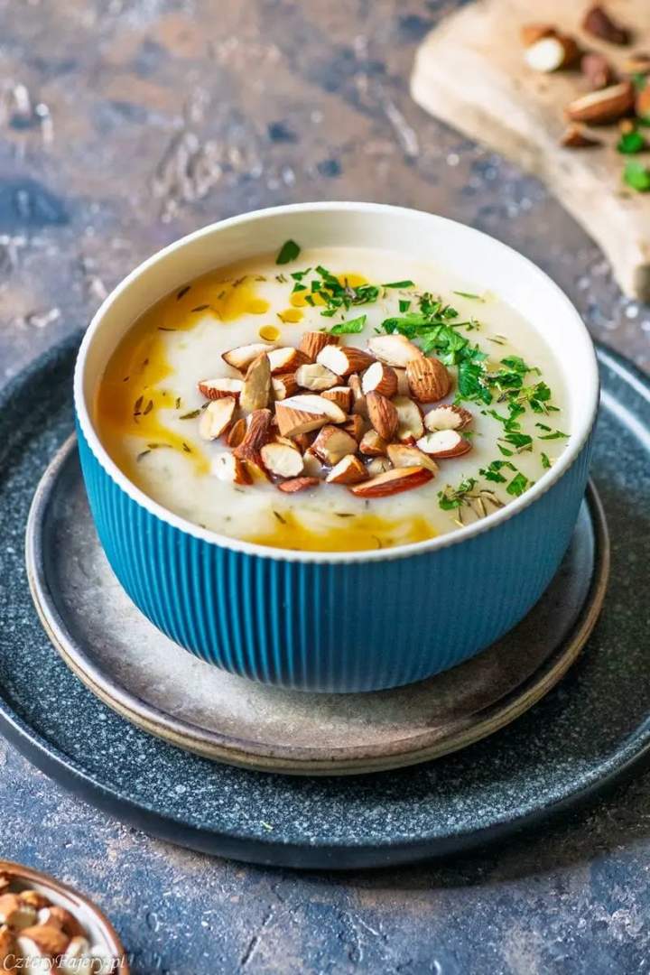 Zupa krem kalafiorowy z prażonymi migdałami