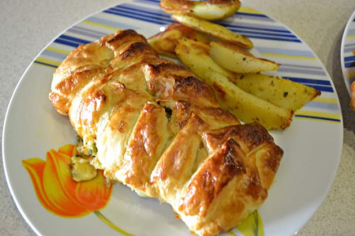Pierś z kurczaka ze szpinakiem i serem w cieście francuskim.