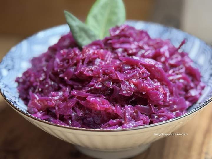 Czerwona kapusta zasmażana z jabłkiem i żurawiną