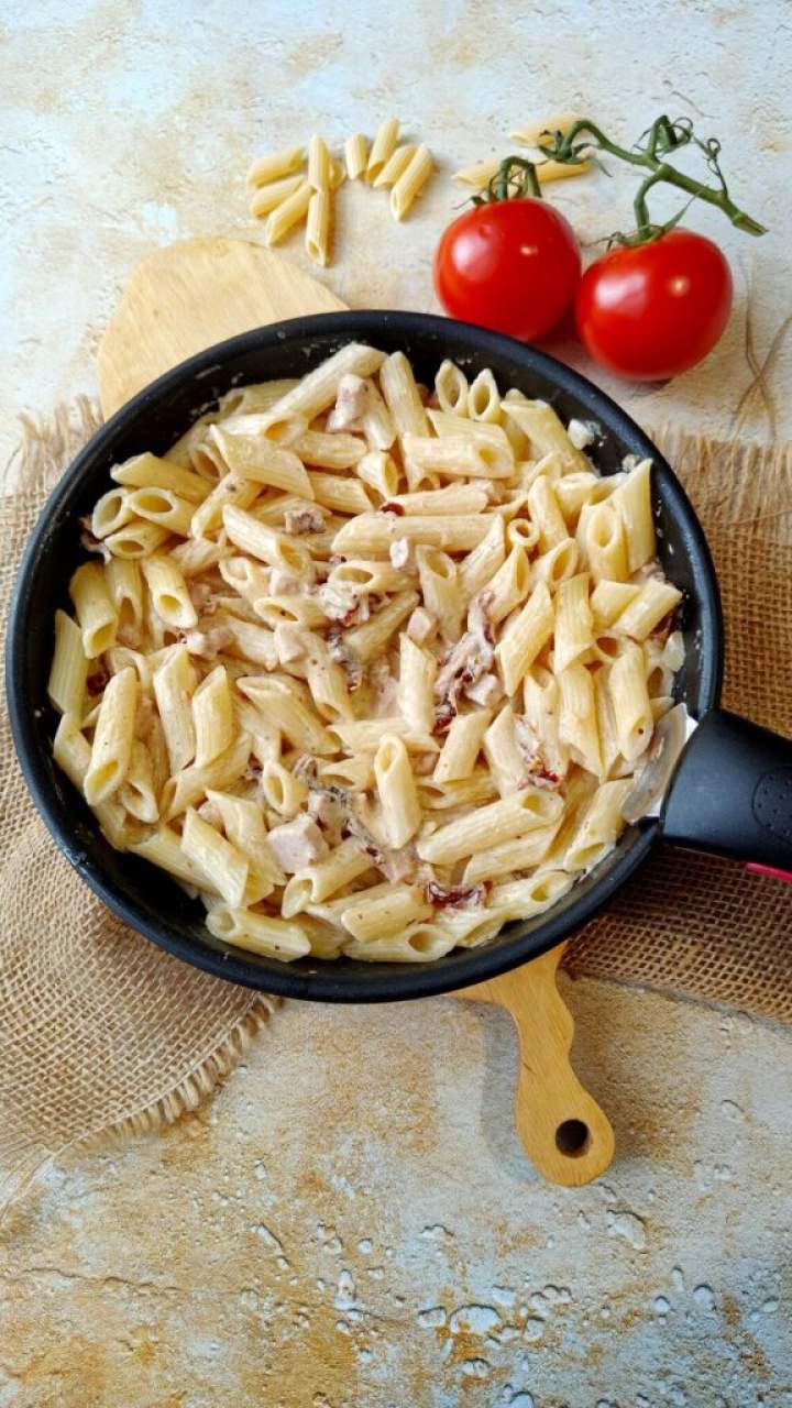 Makaron z szynką i suszonymi pomidorami – obiad w 20 minut