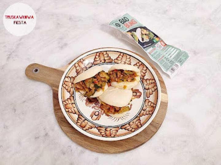 Leczo warzywne z kiełbasą w bułeczkach bao