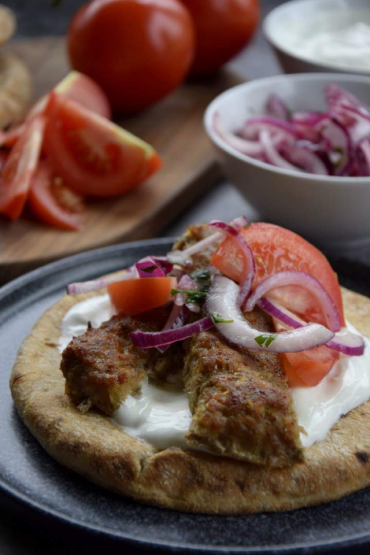 Kofty z piekarnika z marynowaną cebulą i sosem czosnkowym