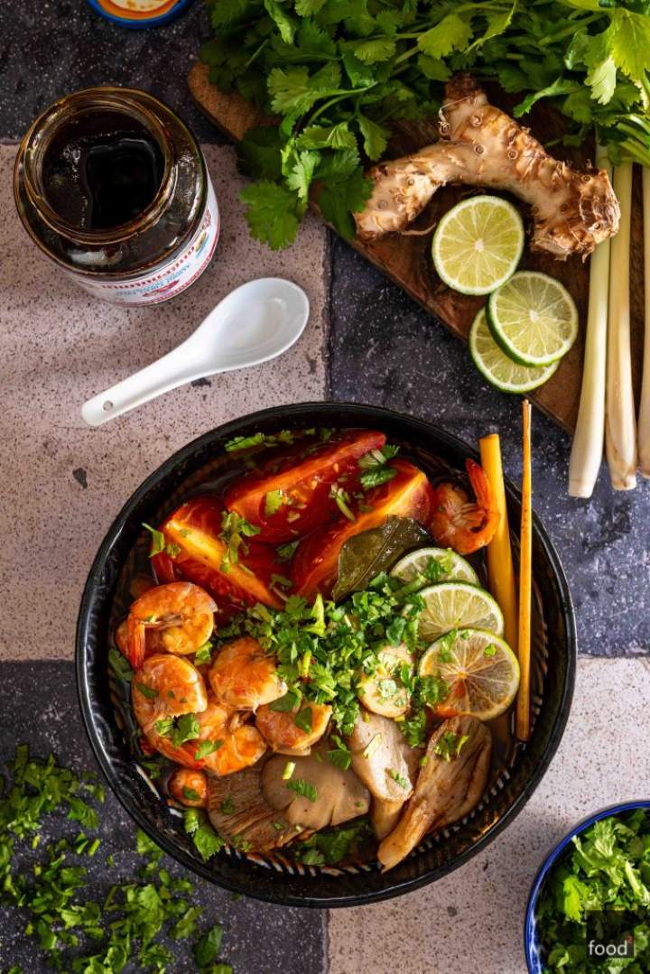 Tom yum kung – tajska zupa z krewetkami, trawą cytrynową i galangalem