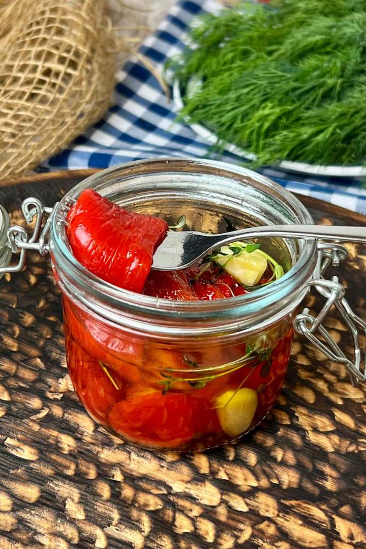 Papryka pieczona w oliwie z czosnkiem i ziołami