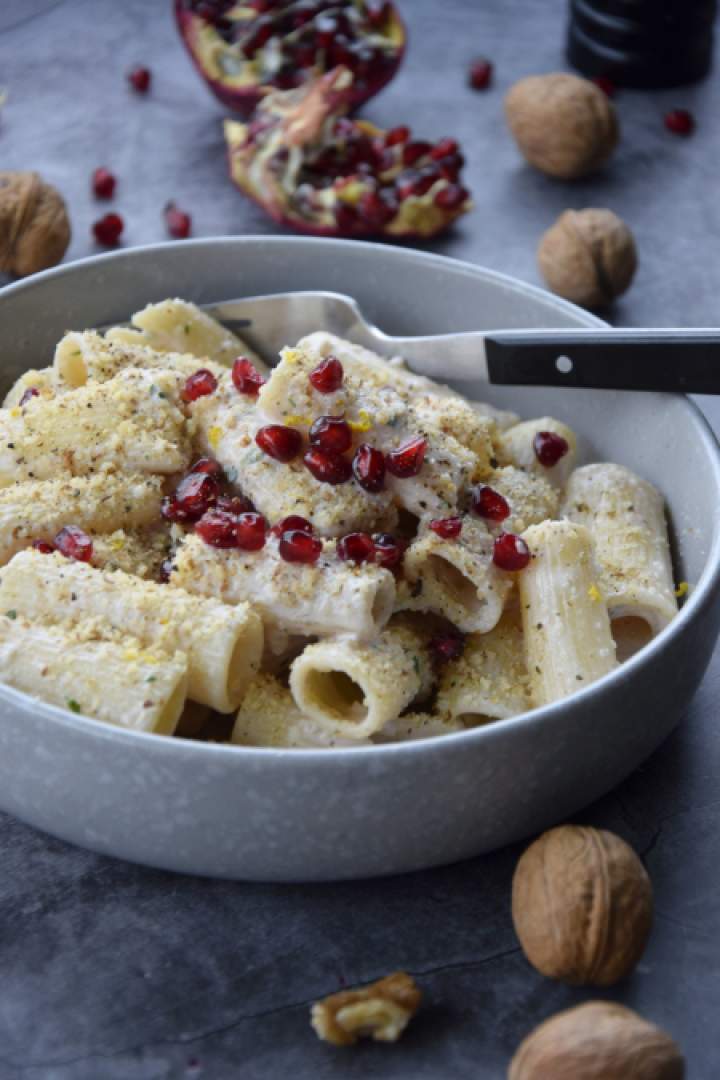 Makaron z orzechami włoskimi i granatem