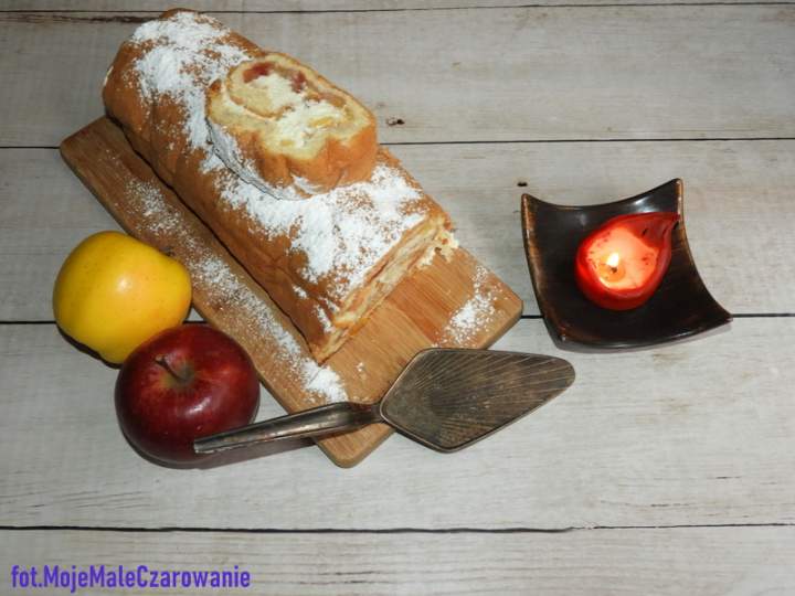 Szwajcarska rolada jabłkowa ze śmietaną