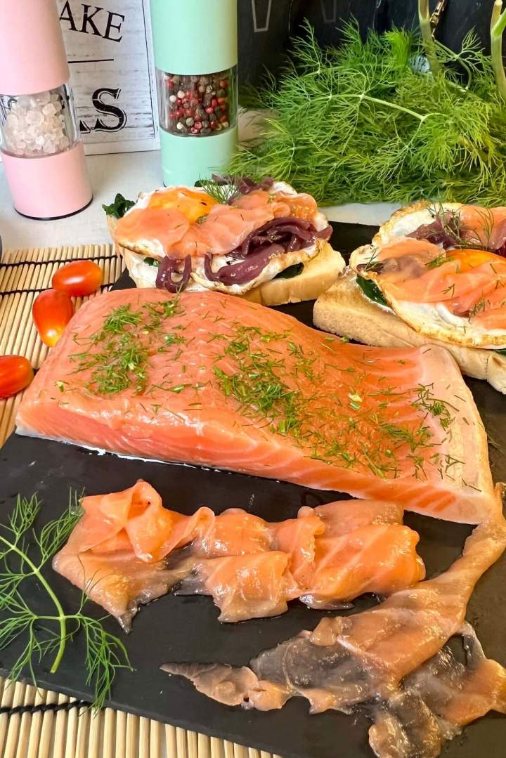 Łosoś marynowany (gravad lax) – skandynawski przysmak w koperku