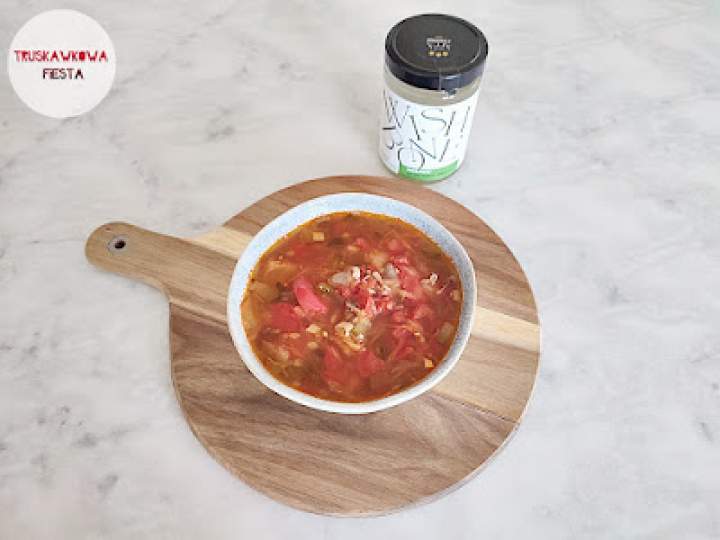 Zupa z sercami drobiowymi, pomidorem, ogórkiem kiszonym, kiszoną kapustą na bazie organicznego bulionu warzywnego