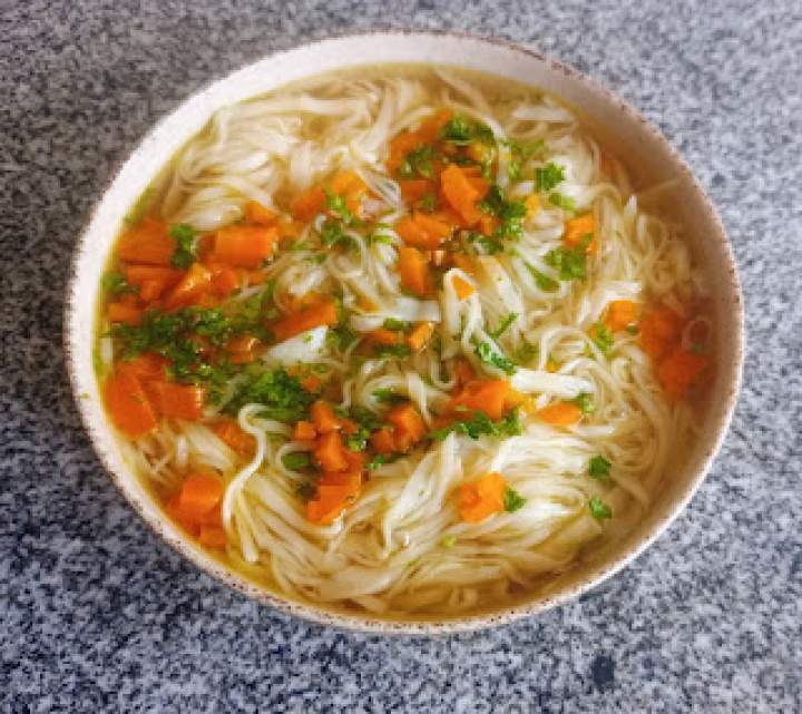 Rosół z pieczonego mięsa i warzyw