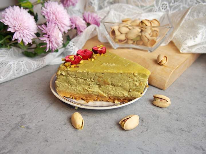 Sernik pistacjowy kremowy, delikatny i bardzo prosty. Idealny dla fanów pistacji!