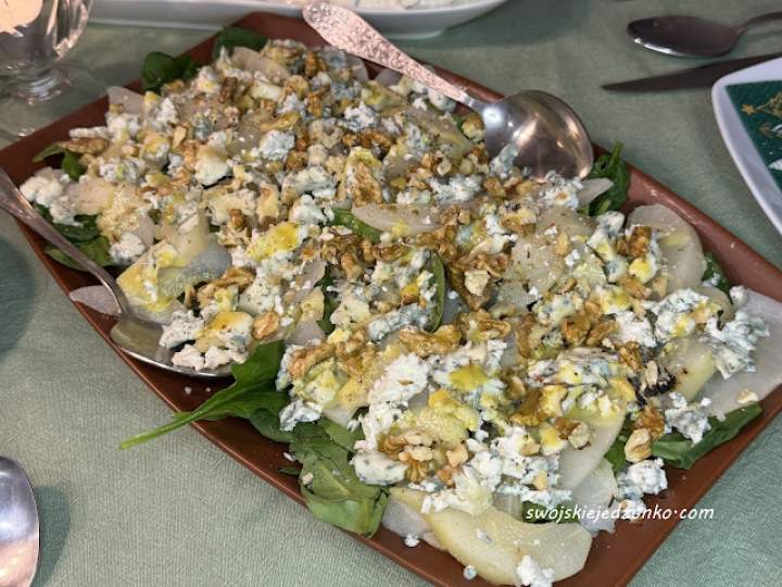 Sałatka z gruszką, serem pleśniowym i szpinakiem