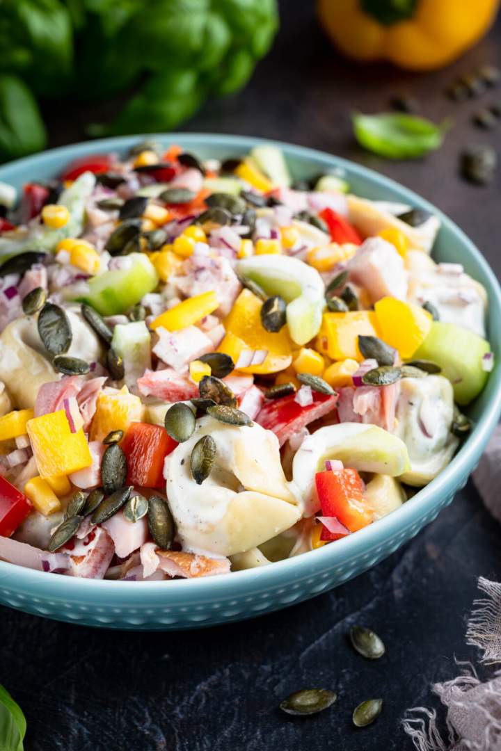 Sałatka z wędzonym kurczakiem i tortellini „Party hit”