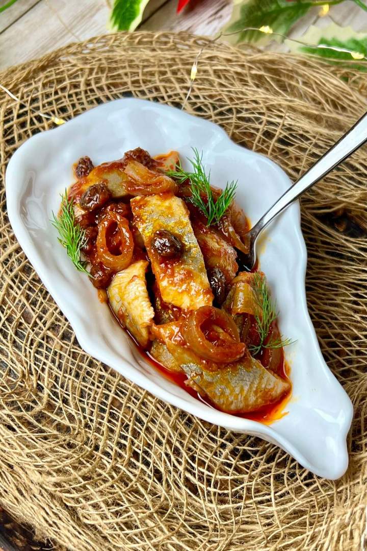 Śledzie po sułtańsku (z rodzynkami i cebulką)