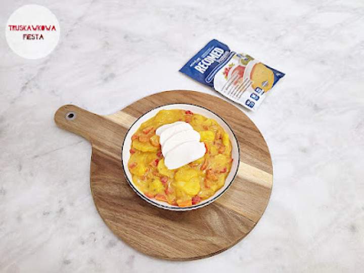 Zupa krem dyniowa z mozzarellą, papryką czerwoną marchewką, pietruszką, cebulą białą i ziemniakami