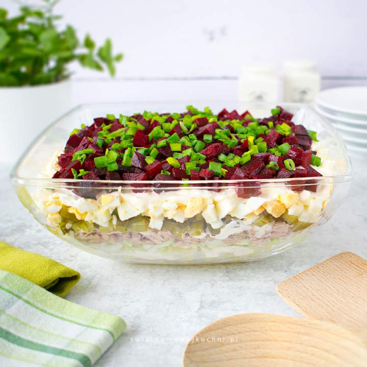 Sałatka warstwowa z tuńczykiem i buraczkami