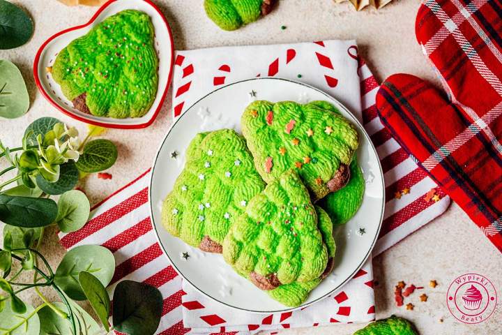 Kruche maślane ciastka choinki