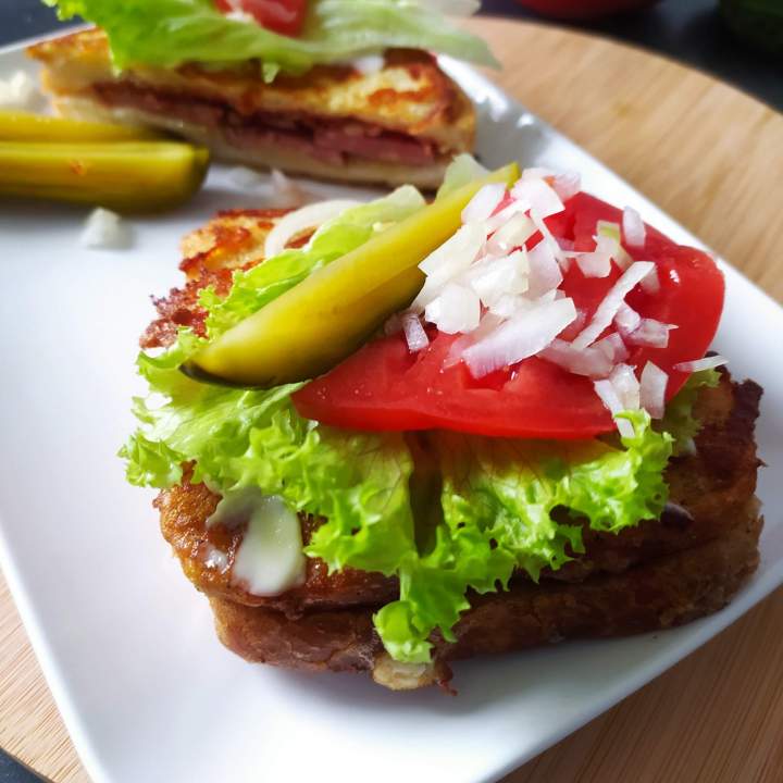 Kanapka z kiełbasą na ciepło