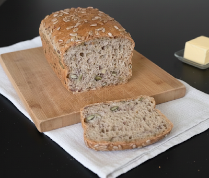 Domowy chleb z ziarnami – puszysty, aromatyczny i idealny do masła