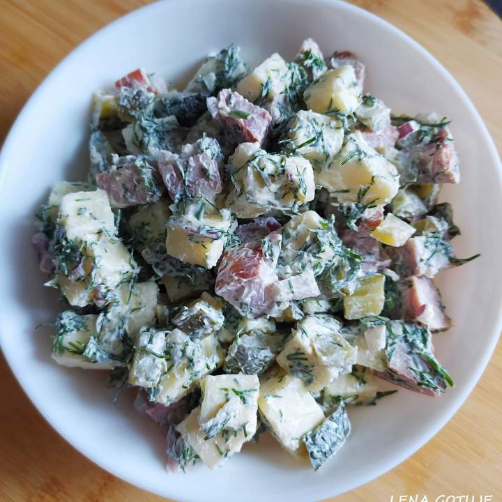 Sałatka z kiełbasą krakowską i serem żółtym