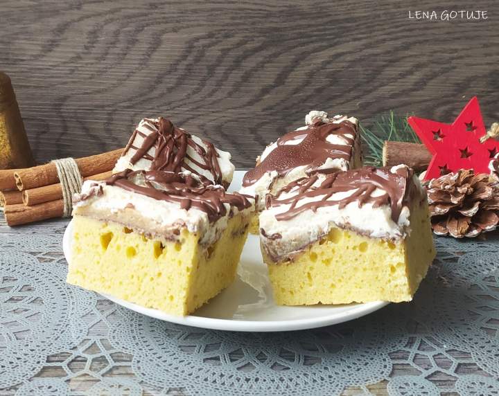 Proste ciasto z jabłkami i bitą śmietaną