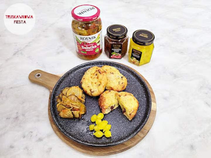 Farszynki ziemniaczane z sałatką grecką i cebulką złocistą smażone w air fray'erze