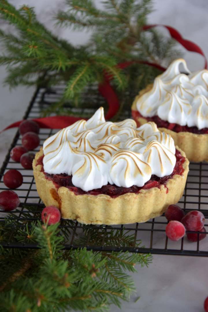 Tartaletki żurawinowo-jabłkowe z bezą włoską