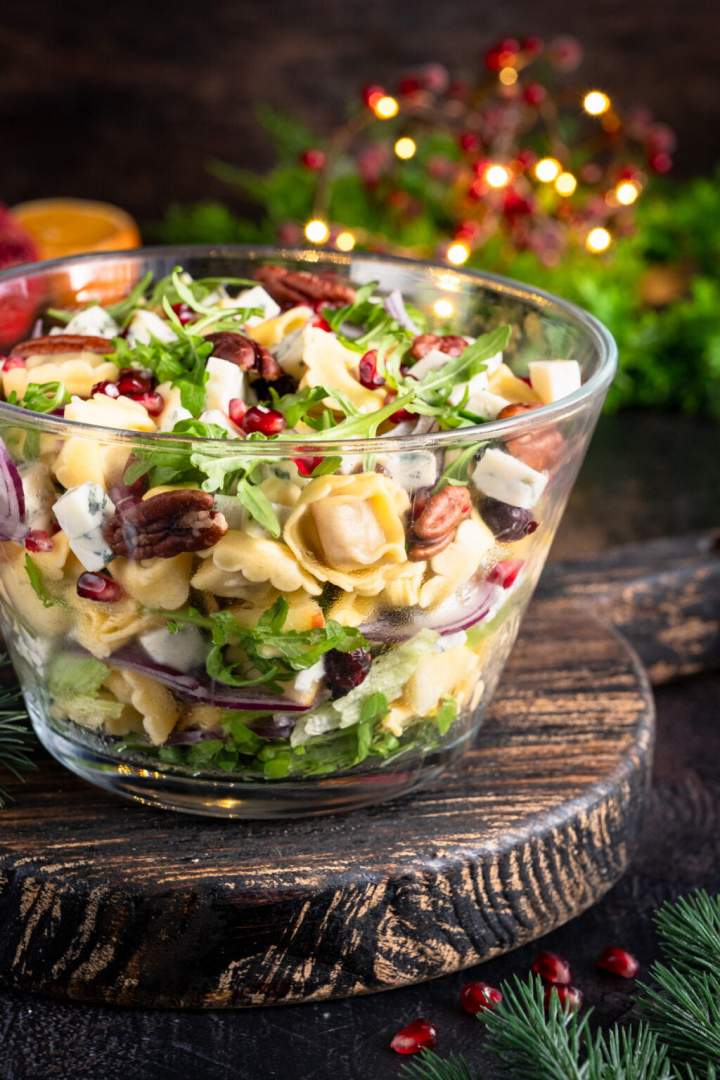 Sałatka z tortellini, jabłkiem i serem pleśniowym