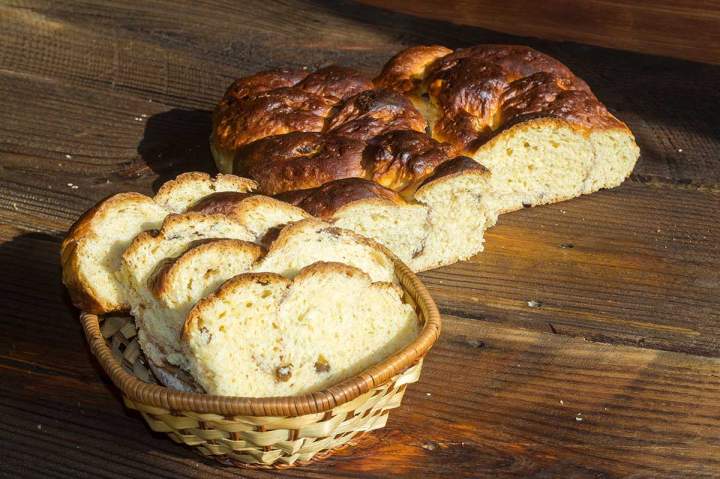 Jak zrobić puszyste ciasto drożdżowe? Kluczowe wskazówki dla domowych piekarzy