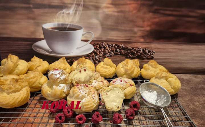 Małe ptysie z kremem pistacjowym ( Profiterolki )