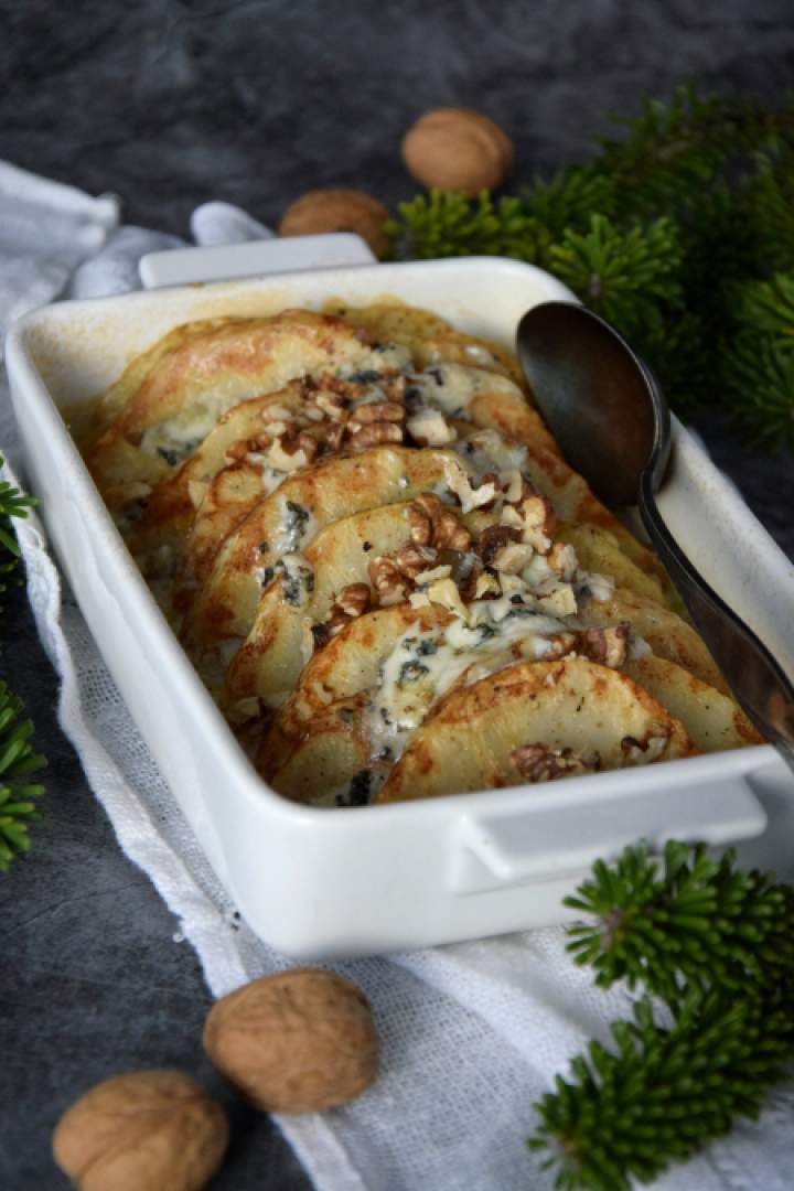 Pieczony seler z niebieskim serem i orzechami włoskimi