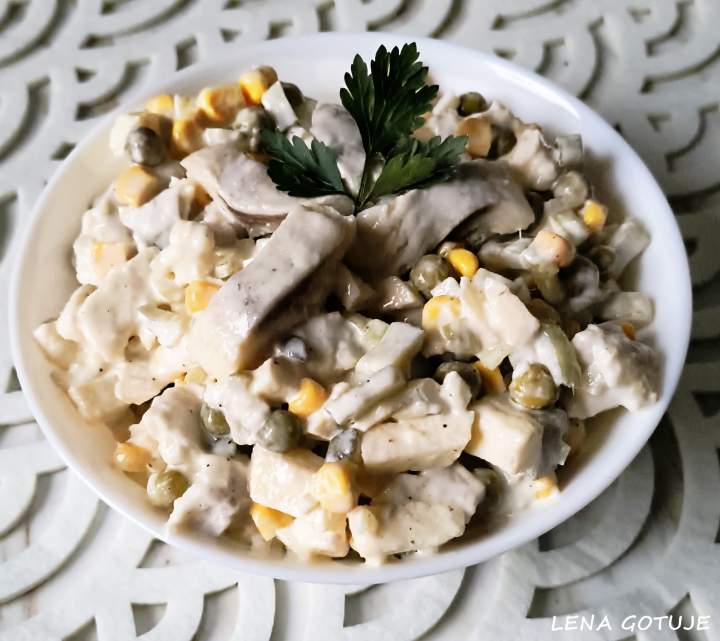 Sałatka śledziowa z groszkiem